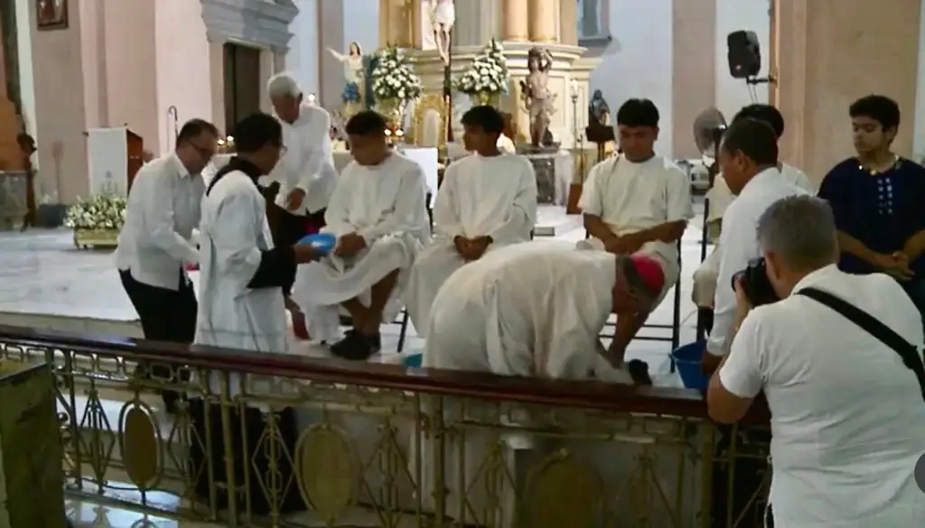 Imagen Realizan lavatorio de pies en la Catedral de Veracruz, piden promover el amor al prójimo 