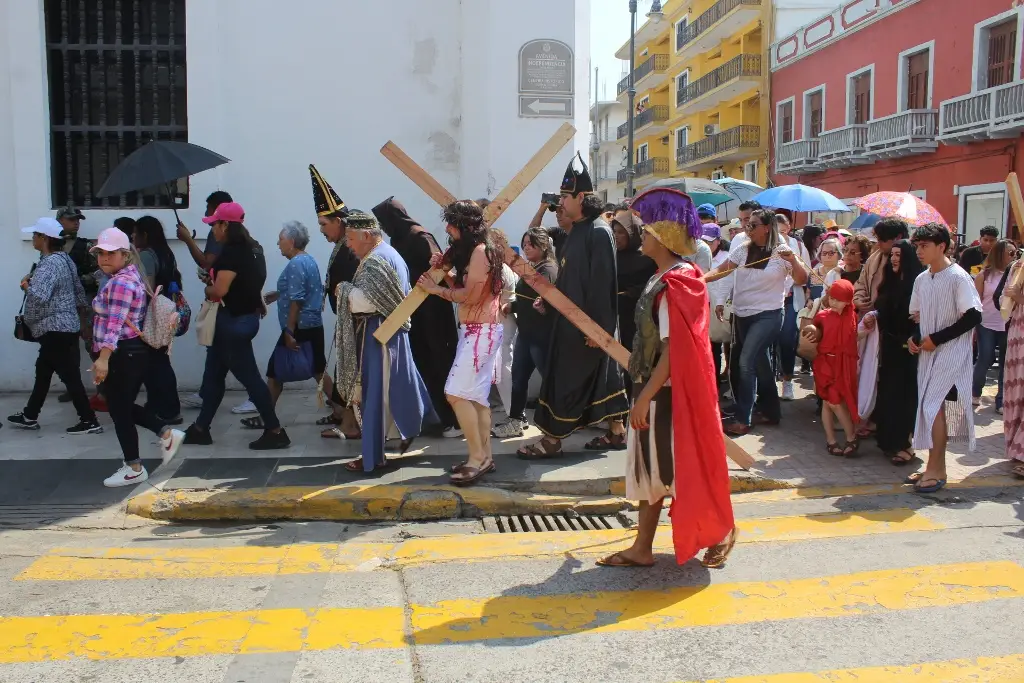Imagen Realizan viacrucis viviente en Veracruz; pero la cruz llegó tarde 