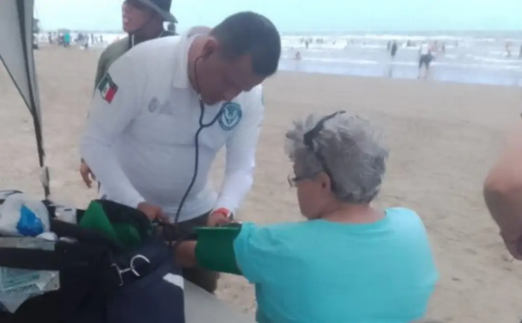 Imagen Brindan atención médica a persona en Playa Chachalacas 