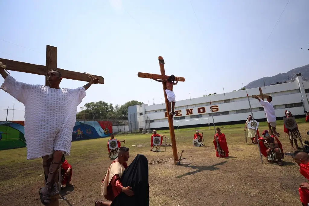 Imagen Cientos de reos realizan representación del viacrucis dentro de reclusorio en CDMX