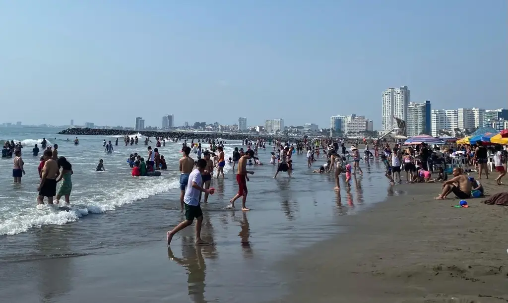 Imagen Abarrotan playas en Boca del Río en Sábado de Gloria (+Video)