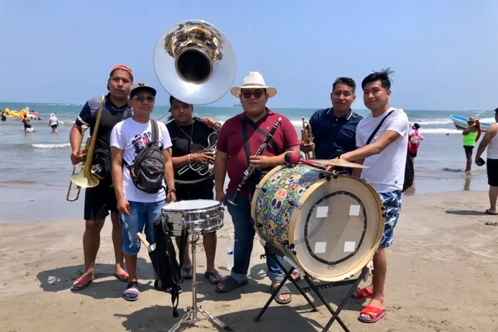 Imagen Banda integrada por jóvenes llegan a playas de Veracruz esta Semana Santa
