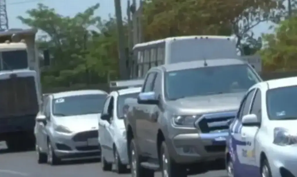 Imagen Reportan hasta 4 kilómetros de fila en autopista de Veracruz 