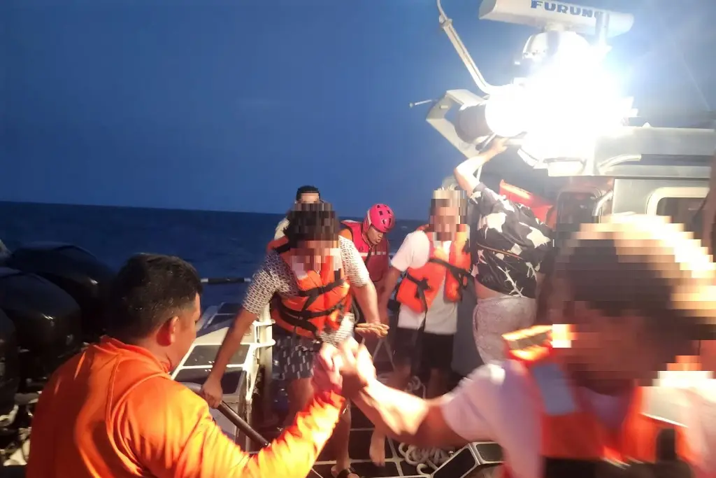 Imagen Rescatan a 11 personas, entre ellas 2 menores, en playas de Boca del Río y Alvarado 