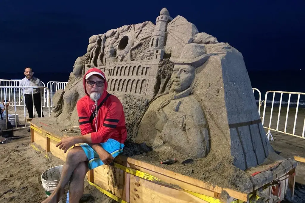 Imagen Creador de esculturas de arena pide no usar la playa como cenicero o basurero