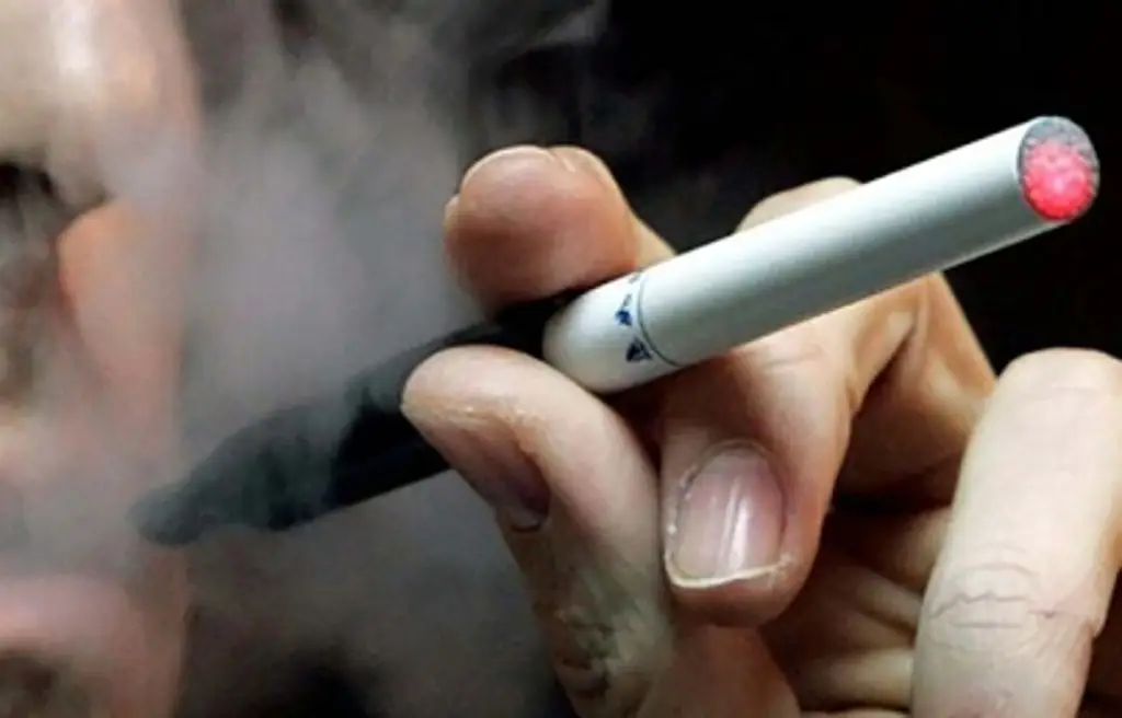 Imagen Fumar cigarrillos electrónicos eleva riesgo de insuficiencia cardíaca, según estudio