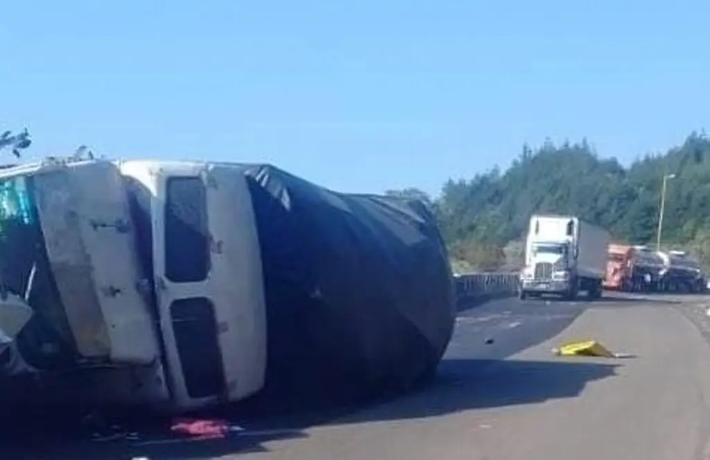 Imagen Choca camioneta particular contra camión de carga en autopista de Veracruz 