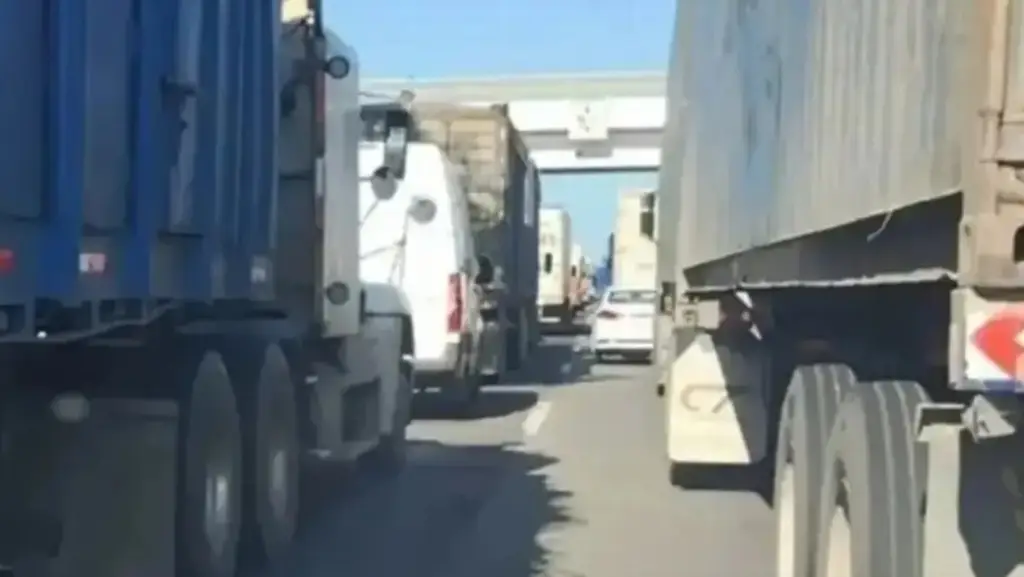 Imagen Reportan hasta 19 kilómetros de fila en autopista de Veracruz