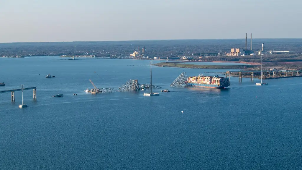 Imagen Abren canal temporal para buques comerciales tras colapso de puente en Baltimore