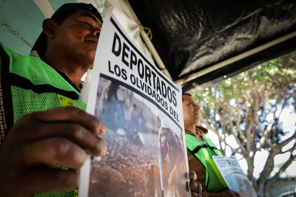 Imagen Activistas en Tijuana critican abandono de AMLO a mexicanos deportados de EU