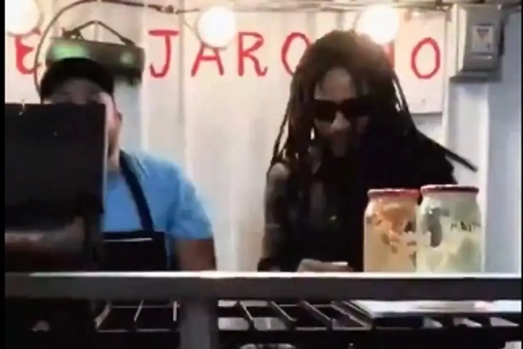 Imagen Causa furor, Lenny Kravitz atiende puesto de hamburguesas, 'El Jarocho' (+video)