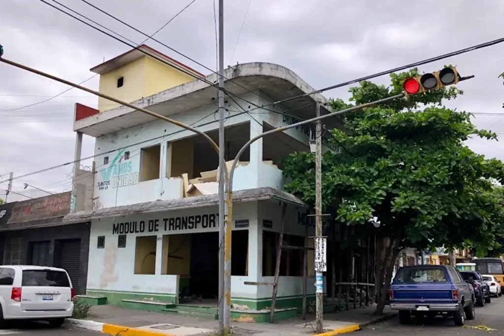 Imagen Casa abandonada en Veracruz es refugio de malvivientes; vecinos temen por su seguridad
