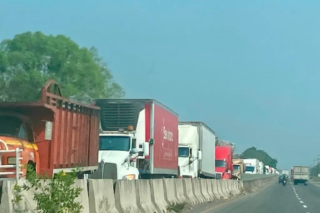 Imagen Filas kilométricas en caseta Paso del Toro, Veracruz