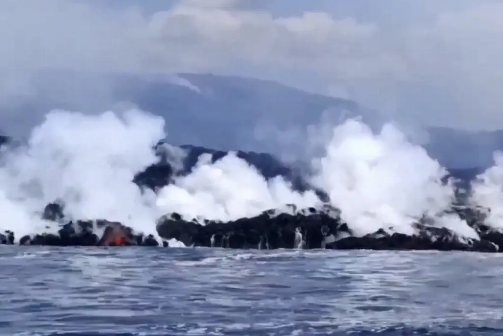 Imagen Lava de volcán La Cumbre, en Islas Galápagos, llega al mar tras 35 días en erupción