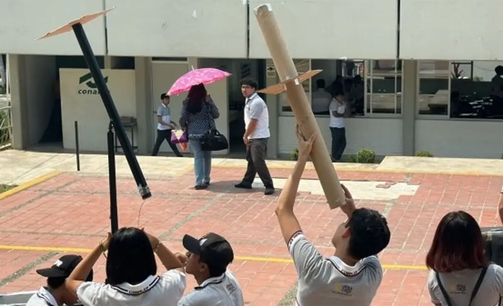 Imagen Estudiantes del Conalep realizan experimentos durante el eclipse solar