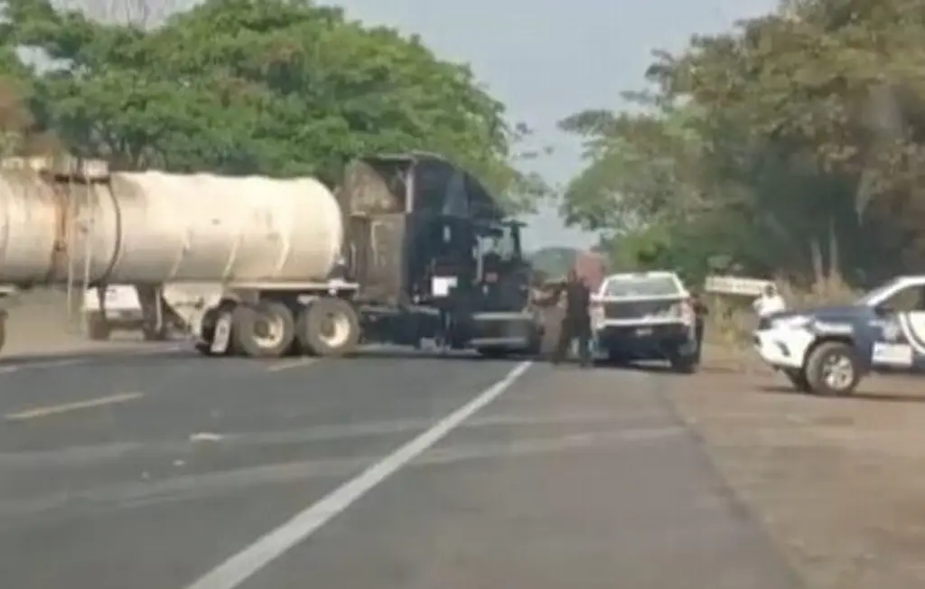 Tráiler y camioneta chocan de frente en carretera de Veracruz; hay 3 ...