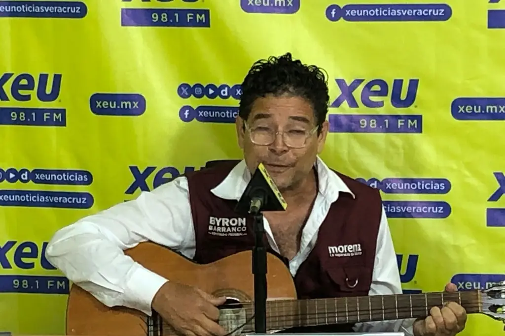 Imagen Con guitarra en mano: Byron Barranco canta tema contra el PRIAN en debate de XEU