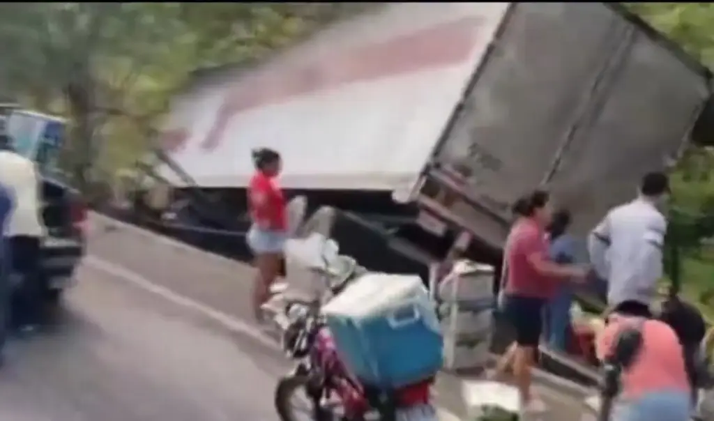 Imagen Matan a conductor en carretera Coatzacoalcos-Villahermosa; roban carga