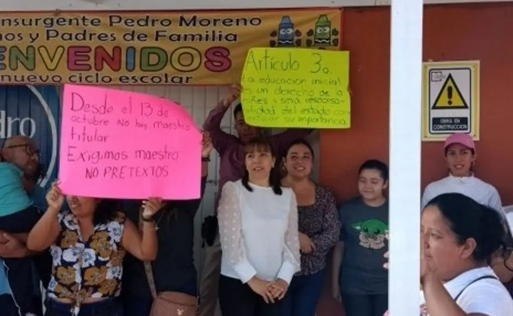 Imagen Padres de familia toman escuela en Xalapa; acusan que tienen 6 meses sin maestro 