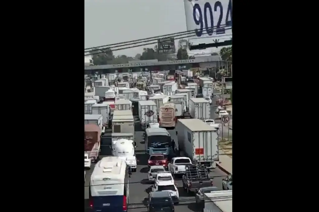 Imagen Bloquean autopista México-Querétaro; piden entrega del cuerpo de víctima de accidente