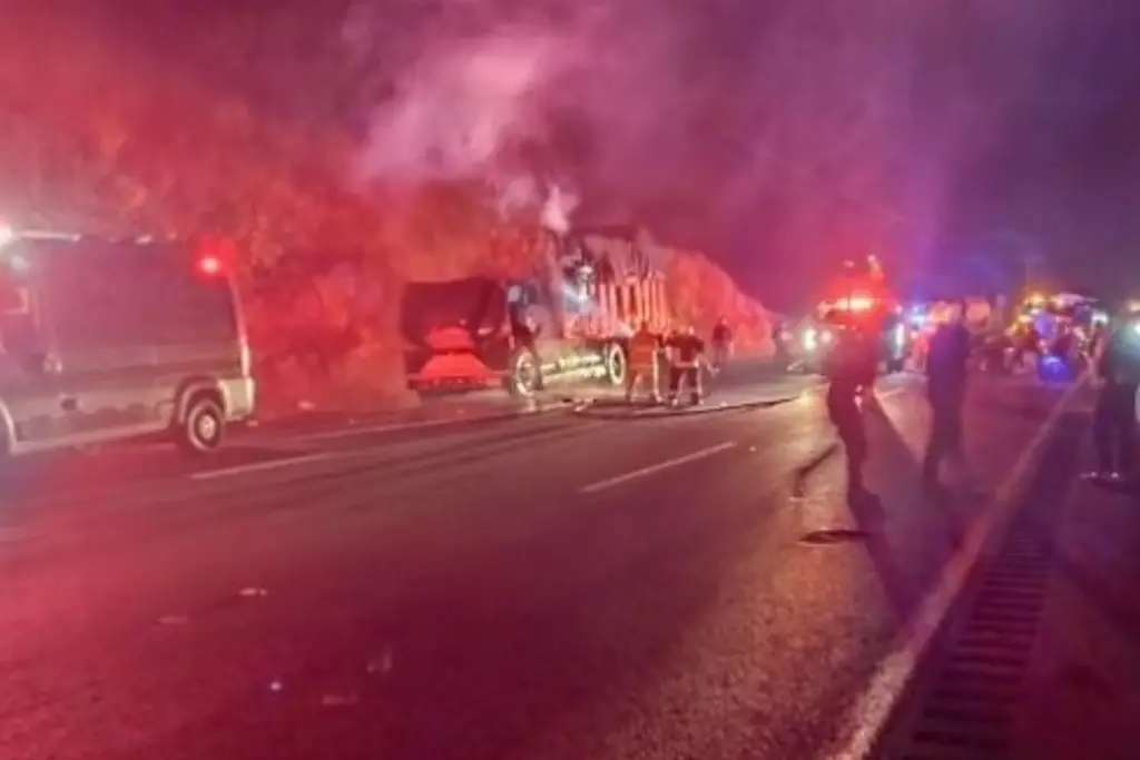 Imagen Se incendia camión en autopista de Veracruz 