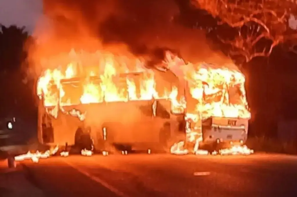 Imagen Sujetos armados queman varios vehículos en Cárdenas, Tabasco