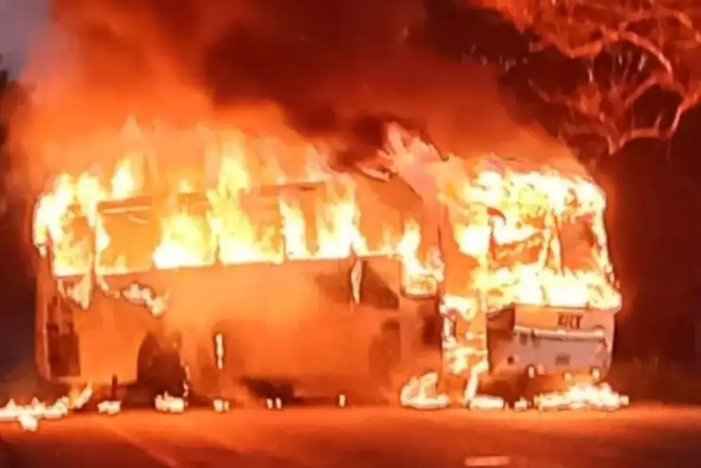 Imagen Sujetos incendian autobús en Tabasco; madre muere calcinada al salvar a su hijo