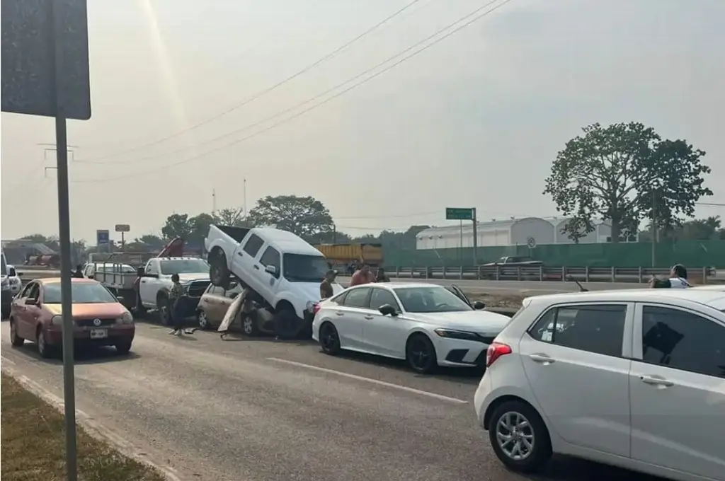 Imagen Carambola entre 6 autos en carretera deja tres lesionados