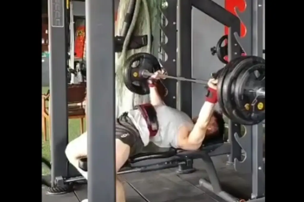 Imagen Hombre graba su propia muerte cuando se ejercitaba en el gimnasio (+video)
