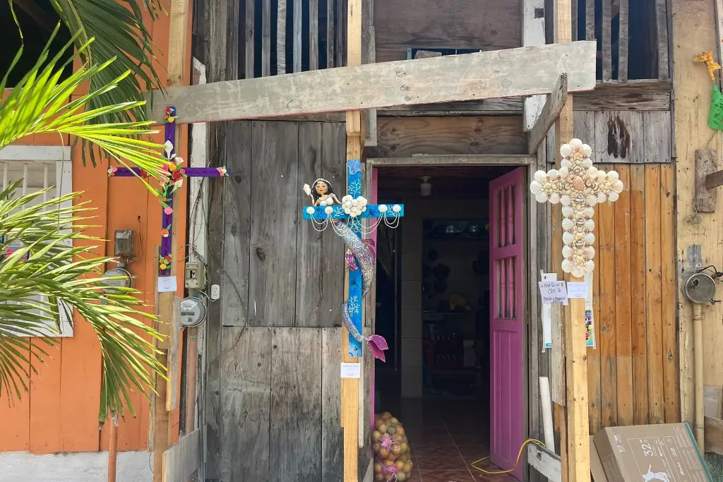 Imagen Exponen más de 20 cruces en callejón Toña la Negra, en Veracruz