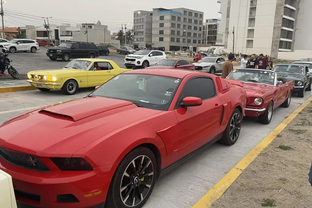 Imagen Desfilan decenas de autos deportivos clásicos y actuales en Boca del Río (+Video)