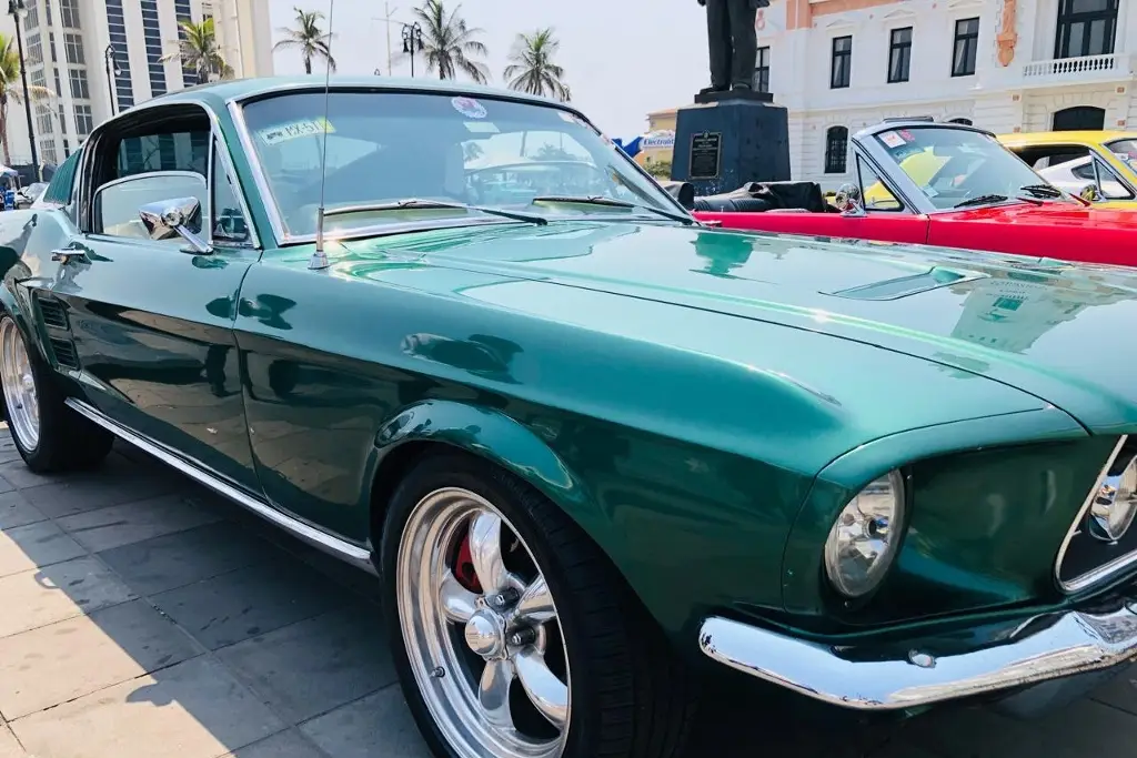 Imagen Hacen exhibición de autos clásicos en Veracruz (FOTOS) 