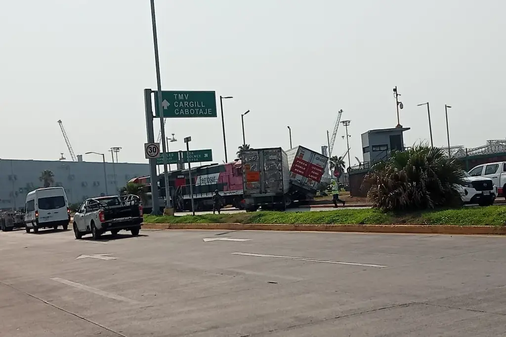 Imagen Chocan tren y tráiler en el recinto portuario de Veracruz
