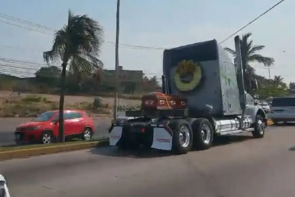 Imagen Féretro en Veracruz es cargado por tráiler; una caravana de tractocamiones lo seguía (+ video)