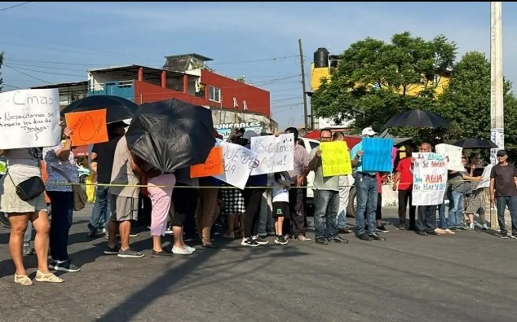 Imagen Habitantes de 3 colonias de Xalapa bloquean calles tras 15 días sin agua