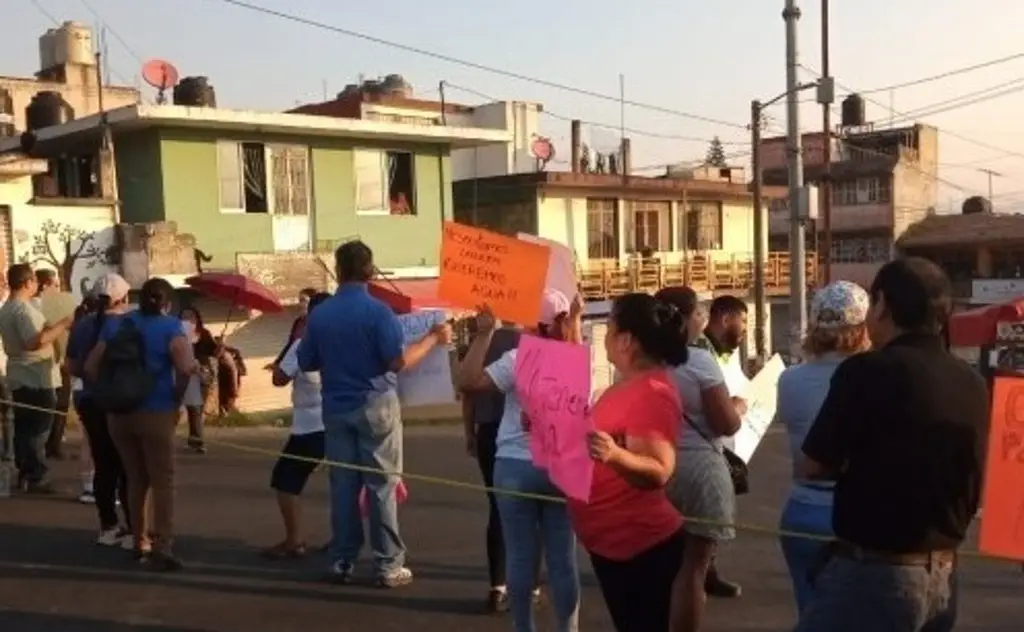 Imagen Habitantes de 3 colonias de Xalapa bloquean calles tras 15 días sin agua