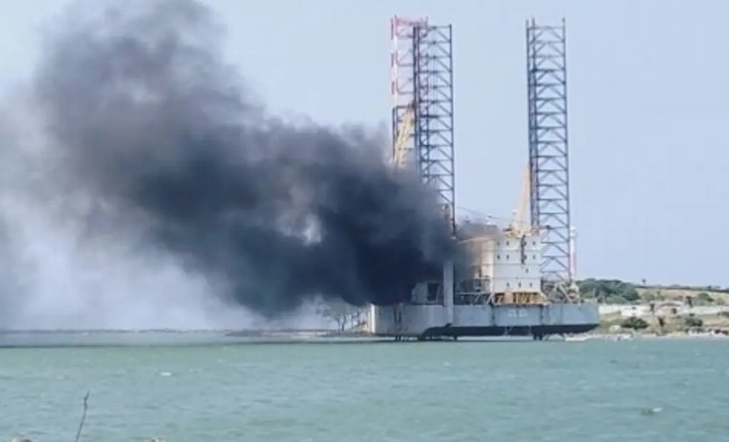 Imagen Reportan incendio de plataforma marítima en Alvarado, Veracruz 