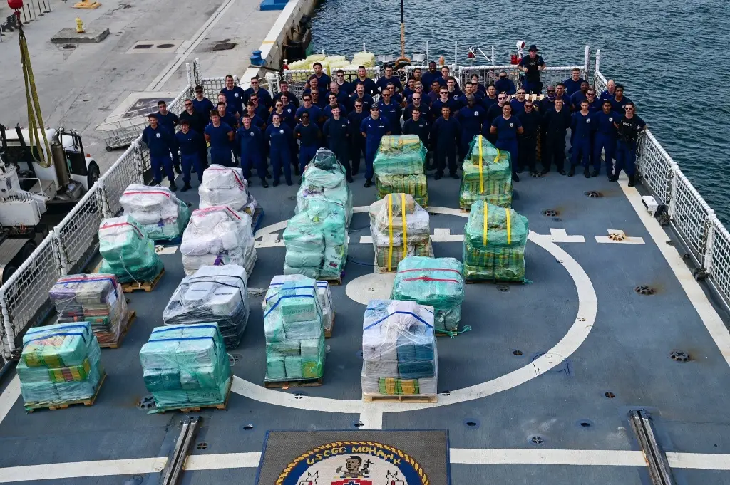 Guardia Costera de EU desembarca casi 8 toneladas de narcóticos en Florida