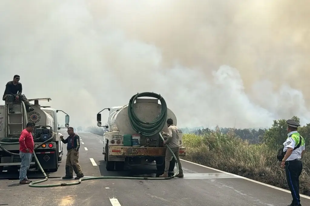 Imagen Incendio en Las Matas afectó circulación en carretera al sur de Veracruz