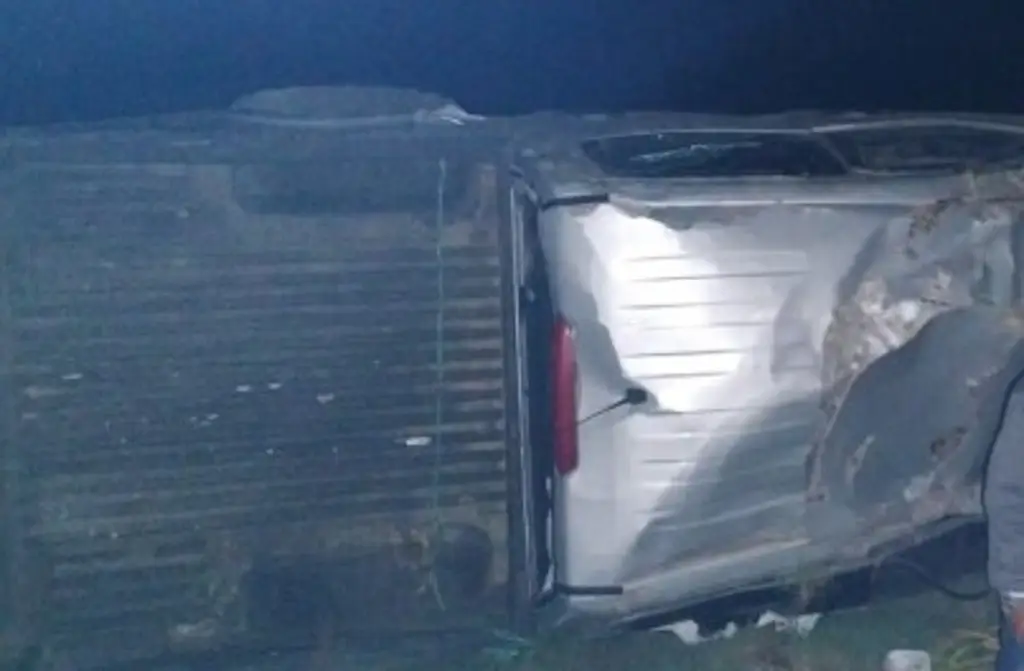 Imagen Aparatosa volcadura de camioneta en carretera; hay un muerto 