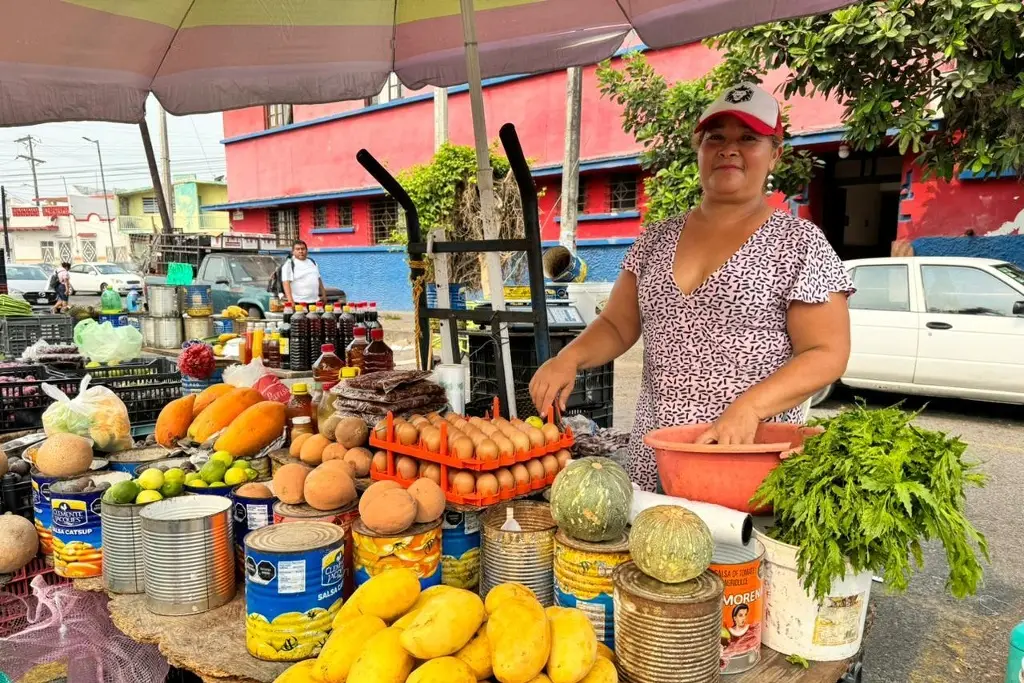 Imagen Del campo a la ciudad: Iraís cultiva y vende su propia verdura y fruta en Veracruz