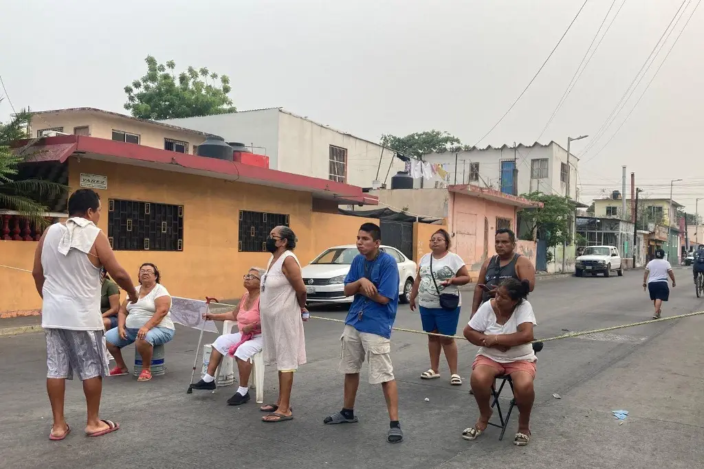 Imagen Bloquean calles por falta de agua en Veracruz, tome vías alternas 