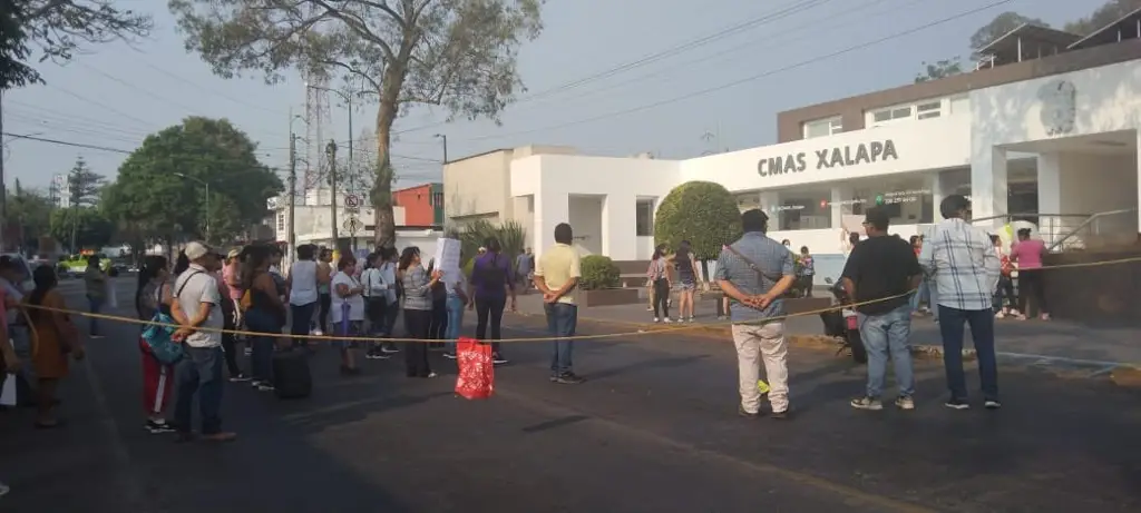 Imagen Manifestantes exigen agua y bloquean avenida en Xalapa