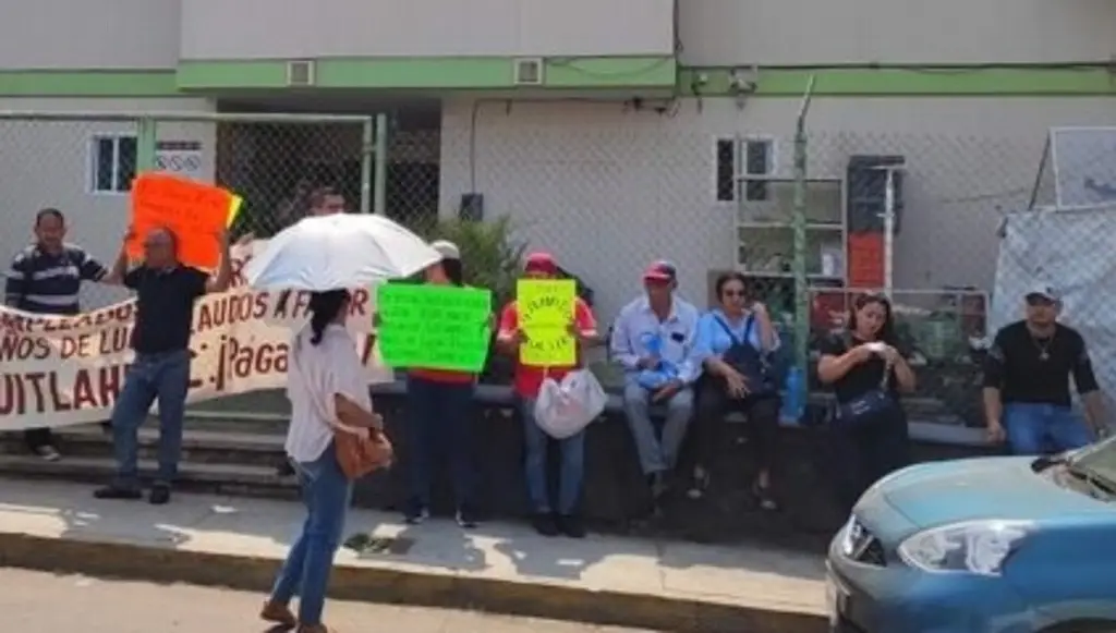 Imagen Ex trabajadores del seguro popular bloquean Secretaría de Salud en Xalapa 