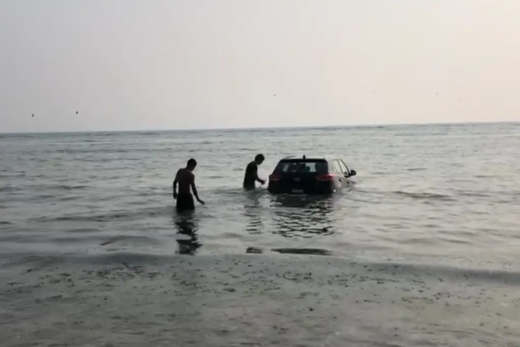 Imagen ¿Cómo llegó la camioneta al mar en Boca del Río? Esto ocurrió (+video)