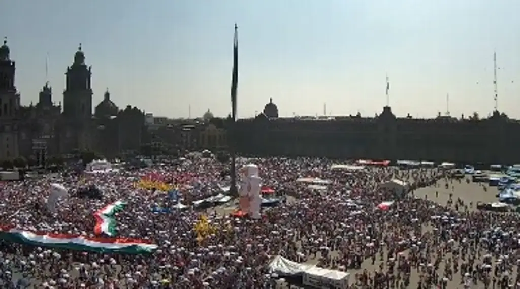 Imagen Golpes y empujones entre ciudadanos de la 'Marea Rosa' y maestros de la CNTE