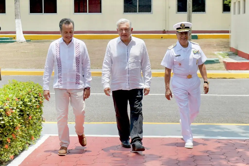 Imagen AMLO estuvo en el puerto de Veracruz ¿A qué vino?