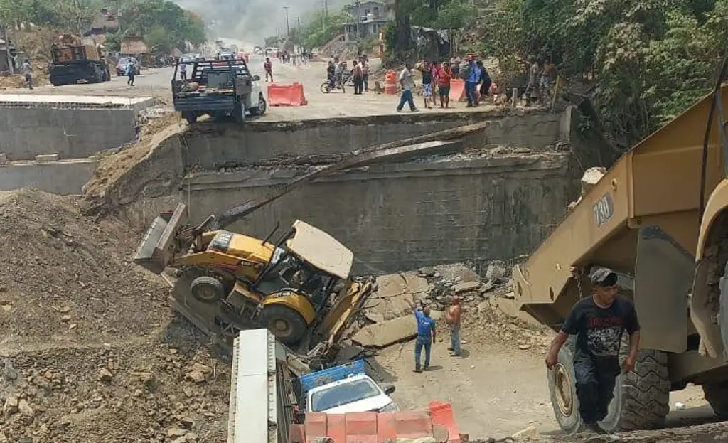 Imagen Colapsa puente vehicular en Tamazunchale – Matlapa, San Luis Potosí; hay 3 heridos