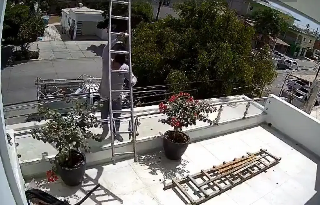 Imagen Trabajador se electrocuta con cables de alta tensión y cae del techo (+Video)