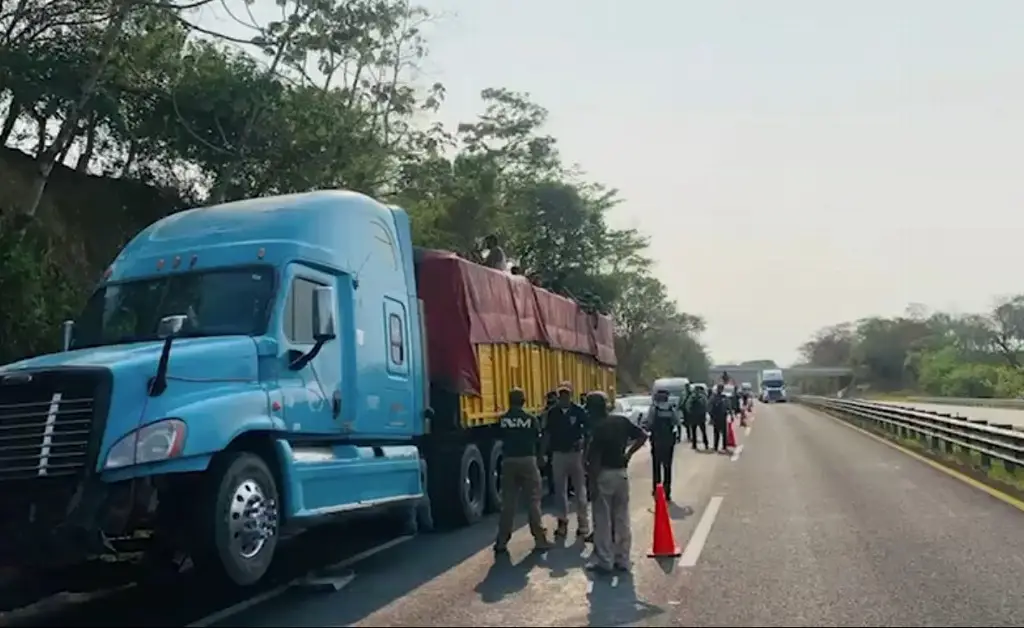 Imagen Detectan camión en La Tinaja-Cosoleacaque. Llevaba esto dentro (+Video)